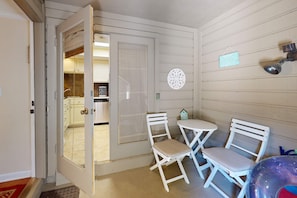 Dining - Spacious condo w/ shared pool and golf on-site Near the ocean (Hilton Head)