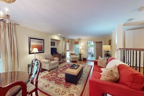 TV - Spacious condo w/ shared pool and golf on-site Near the ocean (Hilton Head)