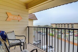Property grounds - Beautifully renovated 1 bedroom villa with shared pool- ocean views (Hilton Head)