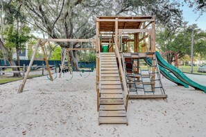 Children’s area - Beautifully renovated 1 bedroom villa with shared pool- ocean views (Hilton Head)