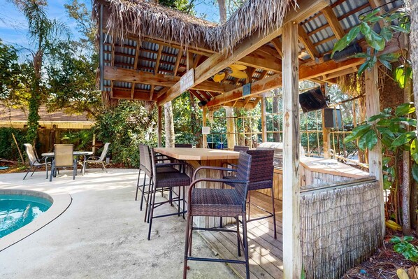Outdoor dining - Spacious family home with WiFi, private pool & spa, outdoor kitchen (Hilton Head)