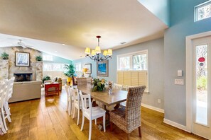 Dining - Spacious family home with WiFi, private pool & spa, outdoor kitchen (Hilton Head)