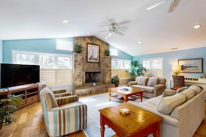 TV, DVD player - Spacious family home with WiFi, private pool & spa, outdoor kitchen (Hilton Head)