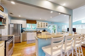 Fridge, microwave, oven, stovetop - Spacious family home with WiFi, private pool & spa, outdoor kitchen (Hilton Head)