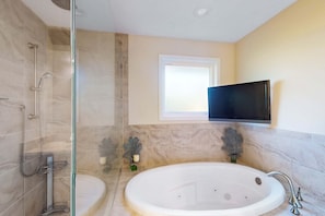 Shower, hair dryer, towels - Spacious family home with WiFi, private pool & spa, outdoor kitchen (Hilton Head)