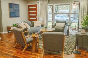 Smart TV, video games, DVD player - Dallas Retreat Near White Rock|3BR| Nell Haven Homes (Dallas)