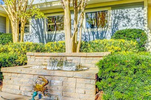 Terrace/patio - Family-friendly condo with top-floor balcony, complex pools, tennis, pickleball (Hilton Head)