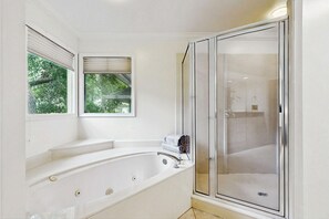 Shower, towels - Bright and spacious home in Sea Pines,  perfect for families! (Hilton Head)