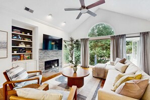 TV, offices - Bright and spacious home in Sea Pines,  perfect for families! (Hilton Head)