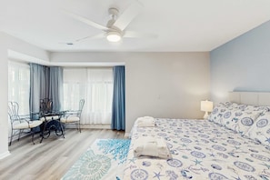 Iron/ironing board, WiFi, bed sheets - Bright and beautiful condo, 5 min to beach, golf and Van De Meer Tennis Courts (Hilton Head)