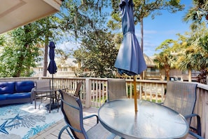 Outdoor dining - Bright and beautiful condo, 5 min to beach, golf and Van De Meer Tennis Courts (Hilton Head)