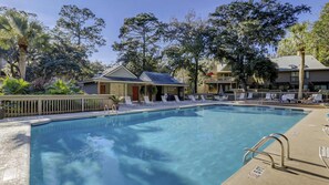 Pool - Bright and beautiful condo, 5 min to beach, golf and Van De Meer Tennis Courts (Hilton Head)