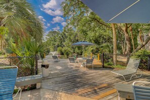 Terrace/patio - Coastal condo with outdoor pool, walk to beach and shopping (Hilton Head)