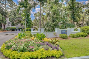 Property grounds - Coastal condo with outdoor pool, walk to beach and shopping (Hilton Head)
