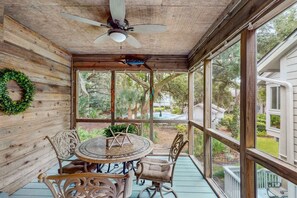 Dining - Pool view condo with screened in patio, complex pool/hot tub, near golf (Hilton Head)