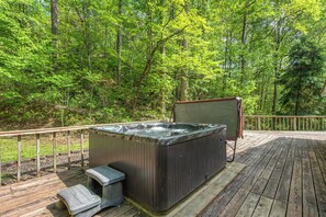 Outdoor spa tub - Escape to the serene beauty of the Smoky Mountains, Shiner's Hollow. (Gatlinburg)