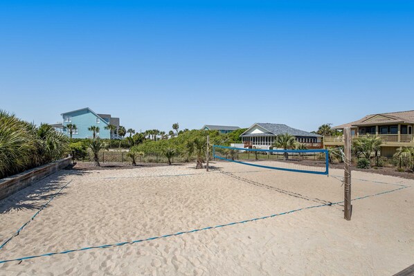 Sports court - Coastal townhome with riverfront views, deck, & W/D - pool and athletic courts (Edisto Beach)