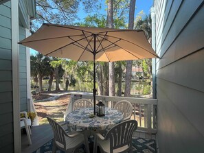 Outdoor dining - Coastal townhome with riverfront views, deck, & W/D - pool and athletic courts (Edisto Beach)
