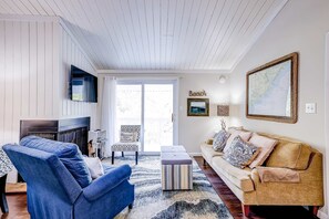 TV, offices - Edisto Island condo with private balcony, AC, & washer/dryer - near beach (Edisto Beach)