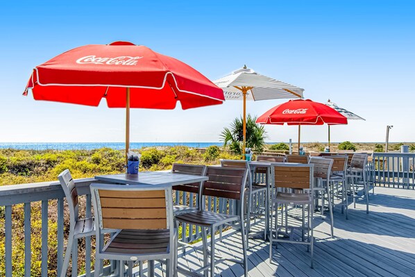 Outdoor dining - Coastal condo with pool, tennis, and gym access - balcony & central AC (Hilton Head)