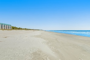 On the beach - Coastal condo with pool, tennis, and gym access - balcony & central AC (Hilton Head)