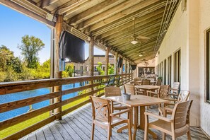 Outdoor dining - Coastal condo with pool, tennis, and gym access - balcony & central AC (Hilton Head)