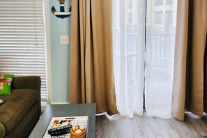 TV - Coastal condo with pool, tennis, and gym access - balcony & central AC (Hilton Head)