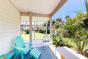 Terrace/patio - Dog-Friendly, Oceanside House w/Private Washer/Dryer, Free WiFi, Patio (Edisto Beach)