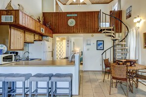 Interior - Top-floor villa with fairway views - central AC, private W/D, WiFi - Dogs OK (Edisto Beach)