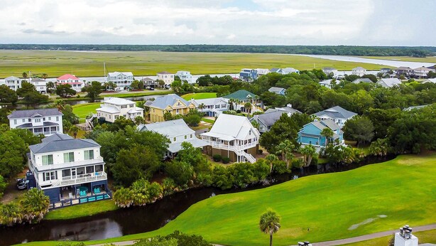 A residential area with houses, a river, and a golf course. - Top-floor villa with fairway views - central AC, private W/D, WiFi - Dogs OK (Edisto Beach)