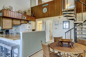 Dining - Top-floor villa with fairway views - central AC, private W/D, WiFi - Dogs OK (Edisto Beach)