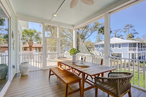 Outdoor dining - The Salty Monkey (Edisto Beach)