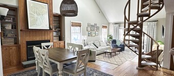 Snowbird-friendly island cottage with fairway views, lanai, & AC - dogs welcome