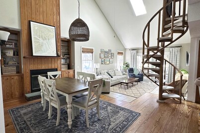 Snowbird-friendly island cottage with fairway views, lanai, & AC - dogs welcome