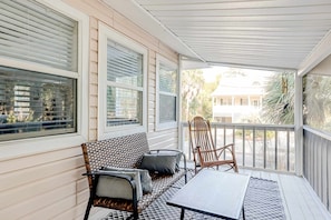 Property grounds - Dog-friendly house with washer/dryer, gas grill, & patio - close to beach (Edisto Beach)