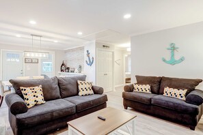 Interior - Dog-friendly house with washer/dryer, gas grill, & patio - close to beach (Edisto Beach)