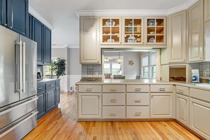 Fridge, microwave, oven, stovetop - Spacious home near beach with access to resort amenities & free state park entry (Edisto Beach)