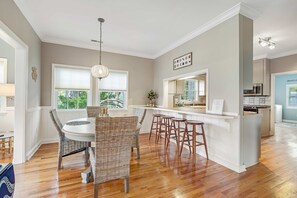 Dining - Spacious home near beach with access to resort amenities & free state park entry (Edisto Beach)