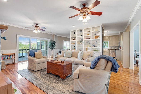 TV, fireplace, offices - Spacious home near beach with access to resort amenities & free state park entry (Edisto Beach)