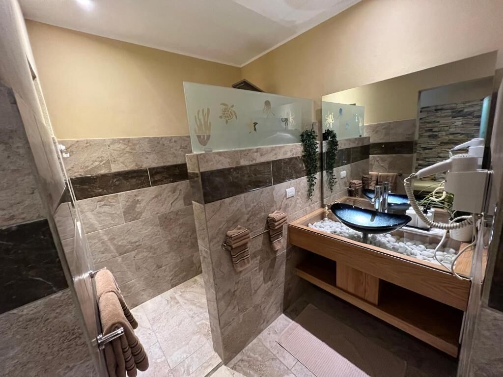 Suite Confort, balcón, vistas a la piscina | Baño