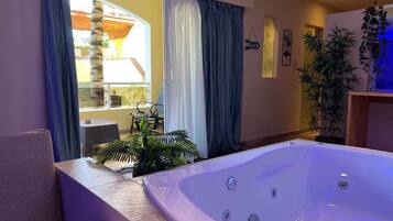 Exclusive Room, Balcony, Pool View | Interior