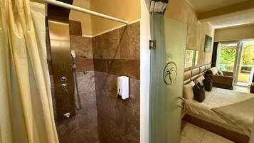 Economy-værelse - 1 kingsize-seng - terrasse - udsigt til have | Badeværelse