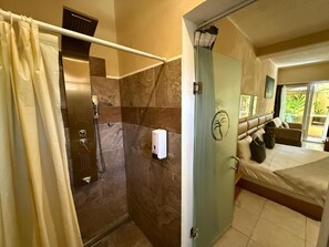 Suite económica, patio, vistas al jardín | Baño