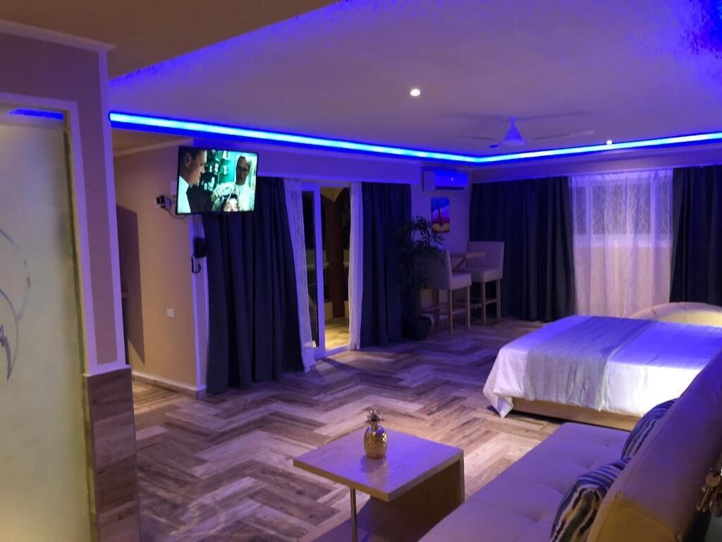 Ein Hotelzimmer mit Bett, Fernseher, kleinem Tisch und Stuhl.