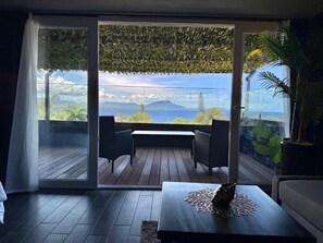 Suite de lujo, balcón, vistas al mar | Zona de estar