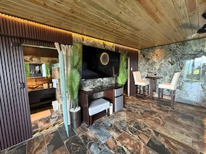 Luxury Room, Balcony, Ocean View | Interior