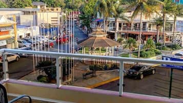 Deluxe kamer, 1 kingsize bed, balkon, uitzicht op binnenplaats | Terrein van de accommodatie