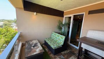 Premium Room, 1 Queen Bed, Balcony, Ocean View | Property grounds