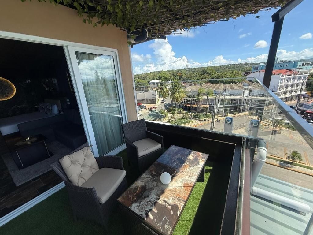 Chambre Luxe, balcon, vue océan | Enceinte de l’hébergement