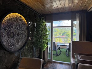 Chambre luxueuse, 1 très grand lit, vue sur la ville | Terrasse/patio